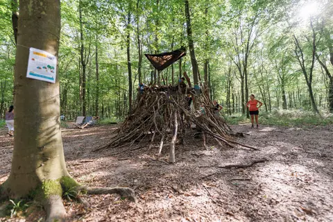 Des enfants jouent dans une cabane en bois au cœur de la forêt d'Orival